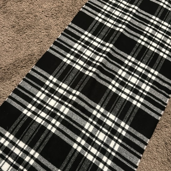 Like New Scarf-Black & White-Twisted Fringe-65x12 - Picture 10 of 10